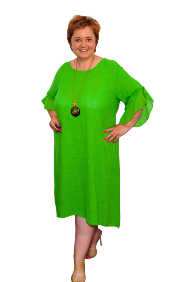 Plus size zelené šaty s náhrdelníkom
